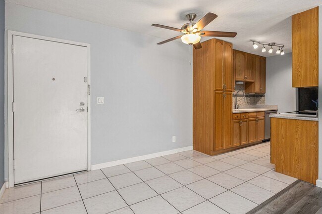 Foto del edificio - 8022 Linda Vista Rd