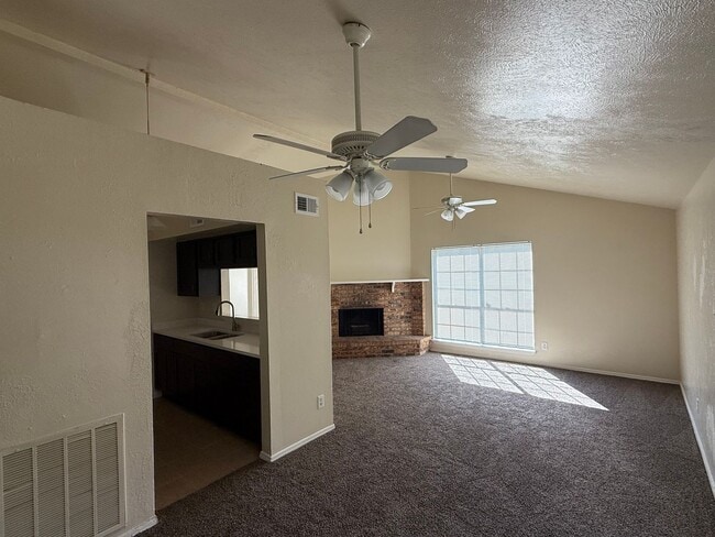 Building Photo - 3 Bedroom House in The Colony