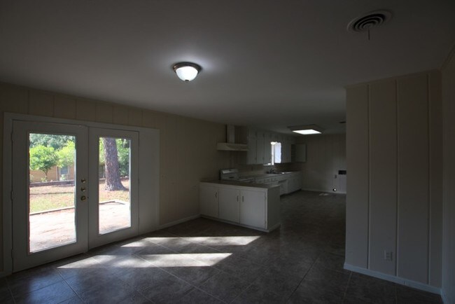 Building Photo - 3325 Paluxy Dr
