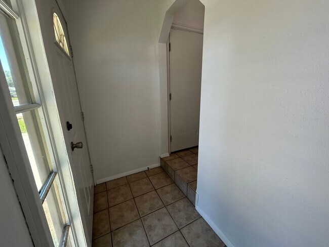 Foto del edificio - 5 Bed 2 Bath Home with 2 Car Attached Gara...