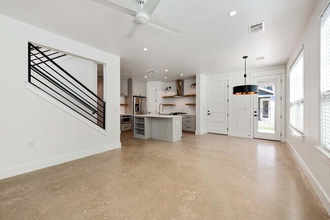 Building Photo - 1203 W 22nd St