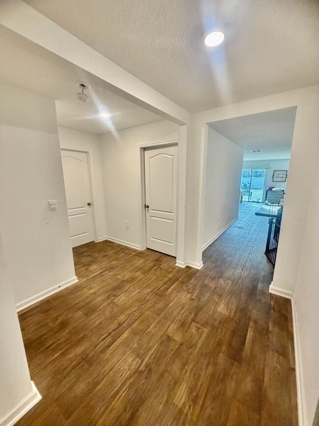 Foto del edificio - 4 Bed 2 Bath with HUGE Yard Available in March