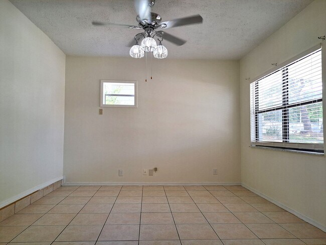 Foto del edificio - 3/2 w/ Fenced Back Yard