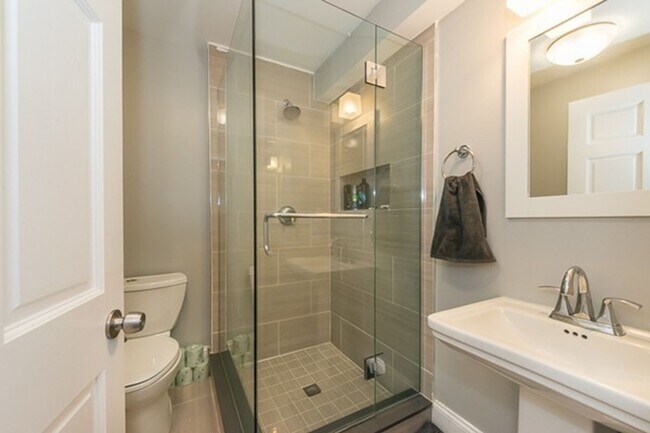 Foto del edificio - Nicely renovated and well-maintained 6-bed and 3-bath two-level gem in Mission Hill with laundry ...