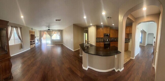 Building Photo - Spacious 4 Bed, 3 Bath Home in Madera – Pe...