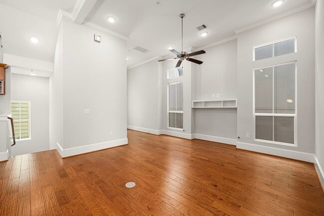 Building Photo - 2022 Sabine St