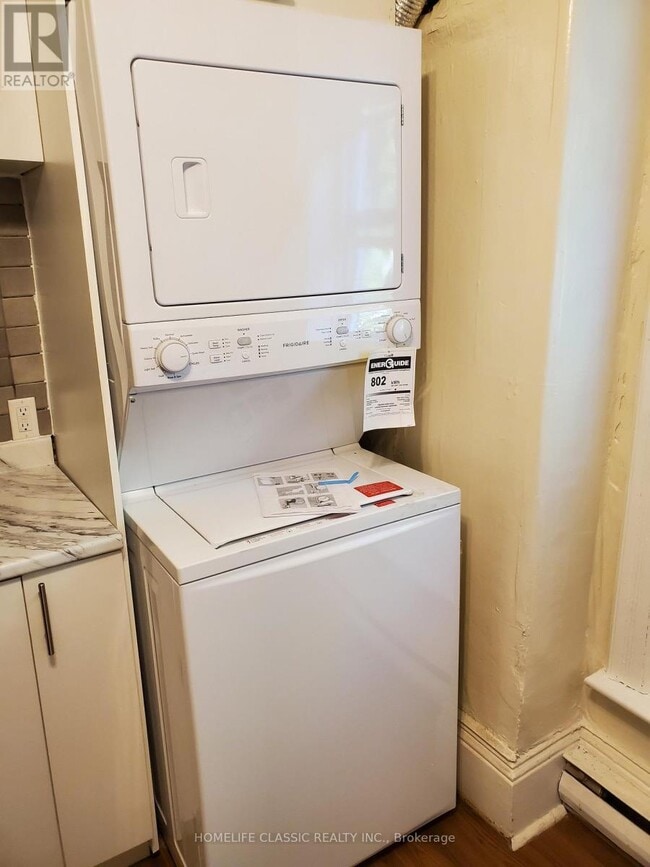 Building Photo - 396 Simcoe St