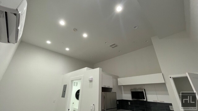 Foto del edificio - BRAND NEW CONSTRUCTED STUDIO UTICA/ST JOHN...