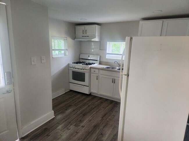 Building Photo - 1712 State Avenue (Full Service)