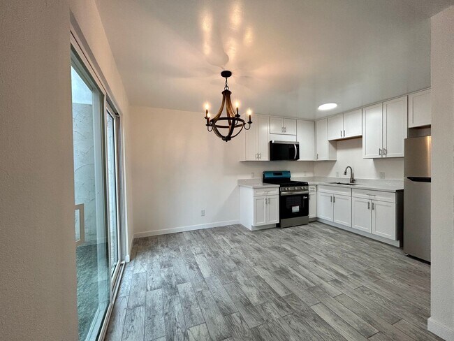 Foto del edificio - AVAILABLE NOW!! NEWLY REMODELED 2 Bedroom 2 Bathroom Apartment in Palm Springs!