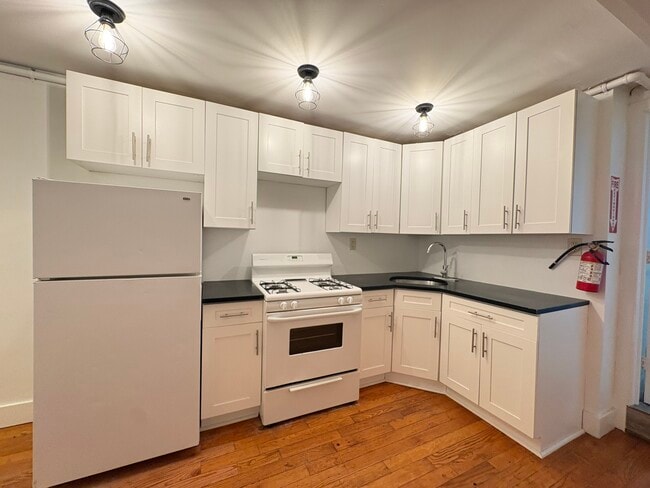 Building Photo - 31 Pearsall Ave
