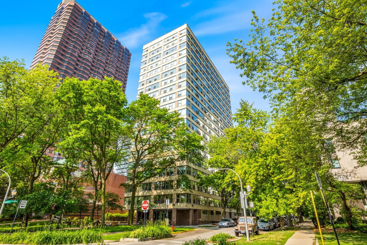 Foto principal - 2970 N Lake Shore Dr