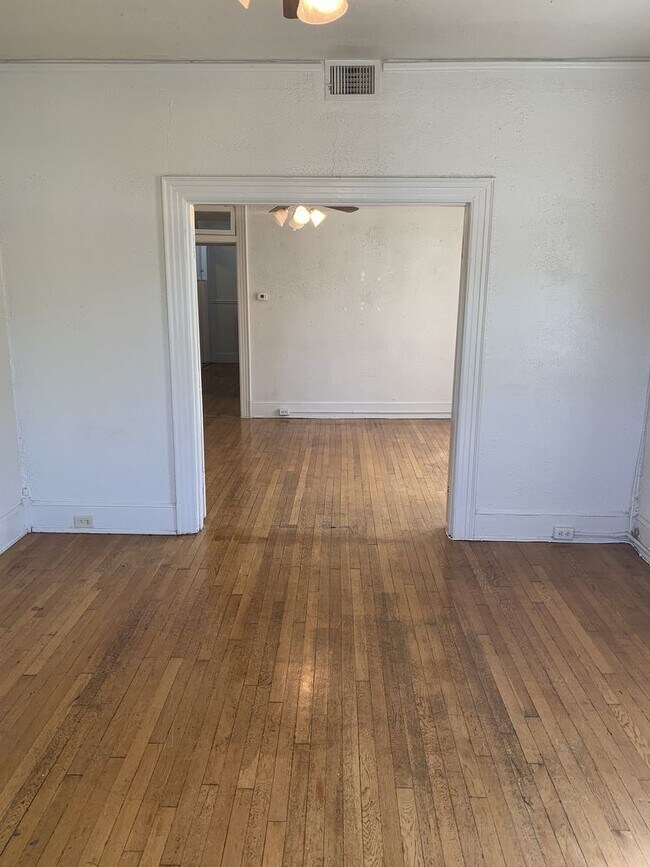 Building Photo - 603 S Davis Ave