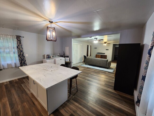 Foto del edificio - Updated 2 bedroom Home in Amenity Filled C...