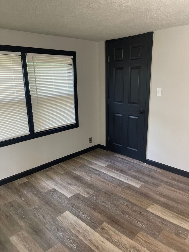 Building Photo - Recently updated 2 bedroom home