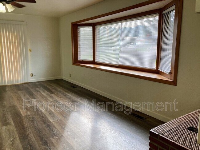 Building Photo - 2862 W Sherwood Ave