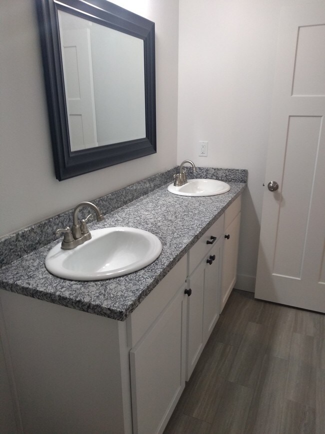 Foto del edificio - 4896 Crater Ave N