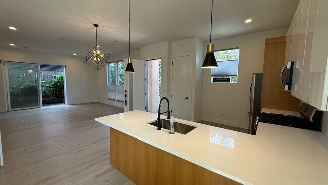 Foto del edificio - $900 move in bonus! Stunning & Spacious 2-...