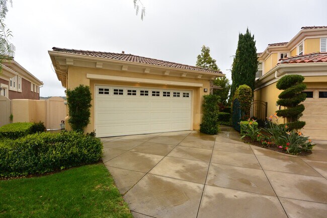 Foto del edificio - Gorgeous two-story 3 bedroom, 3.5 bathroom house with beautiful Newport Coast Ocean View!