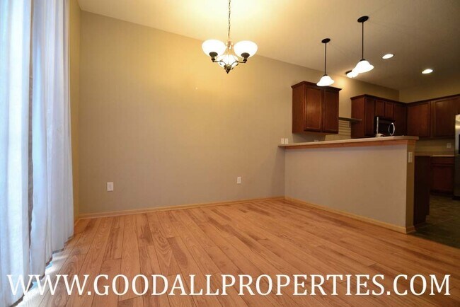 Building Photo - 3 Bedroom, 2.5 Bath Town Home in West Des ...