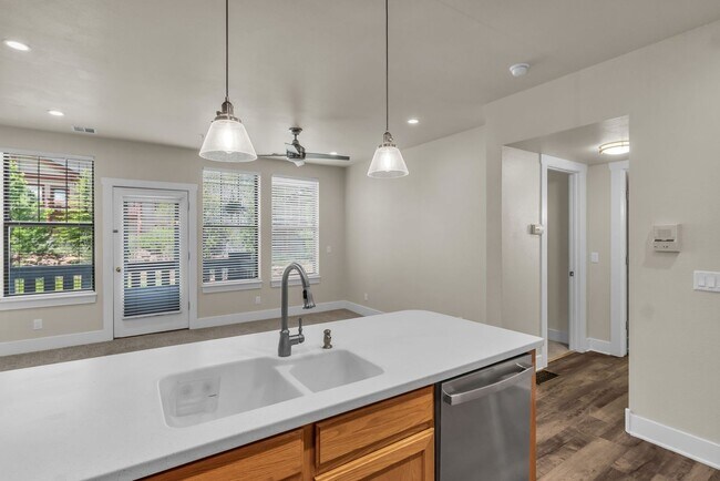 Building Photo - 8381 Meadowview Ct