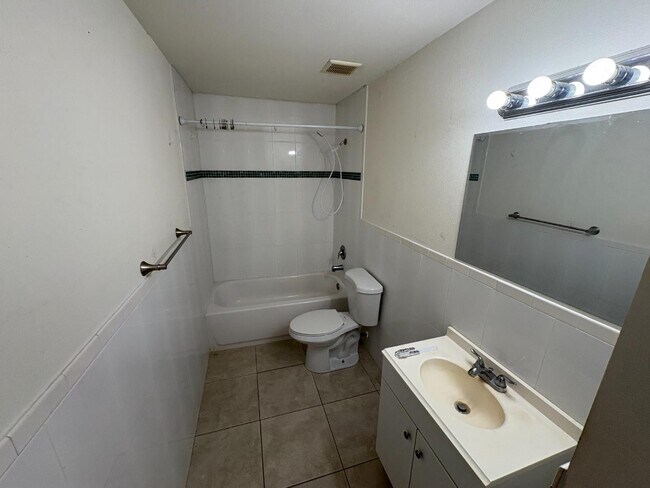 Foto del edificio - 772 Holmes Ave