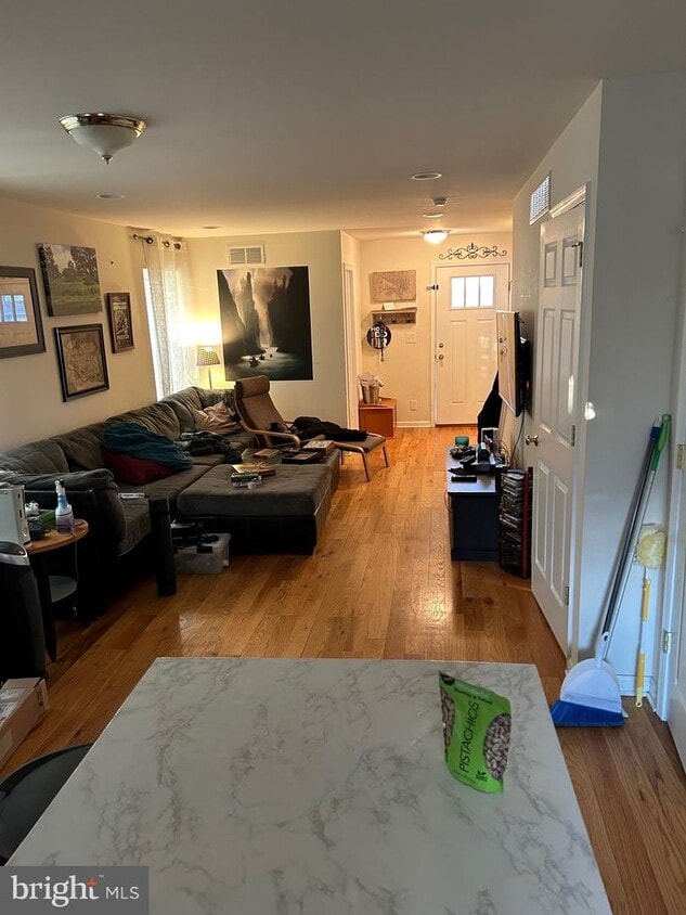 Primary Photo - 402 Acorn St