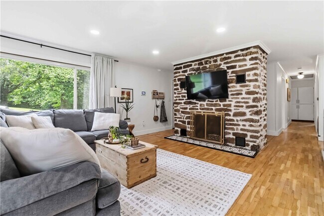 Foto del edificio - 1724 N Greenvalley Ave