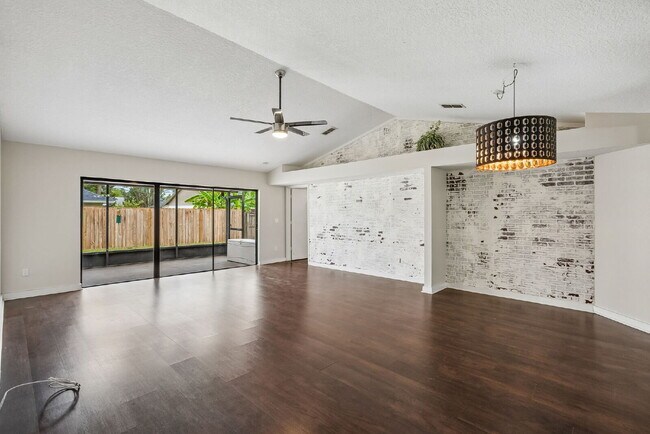 Foto del edificio - Charming 3-Bedroom Home in Desirable Oviedo!