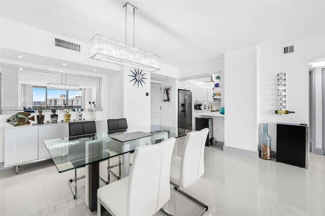 Foto del edificio - 3675 N Country Club Dr