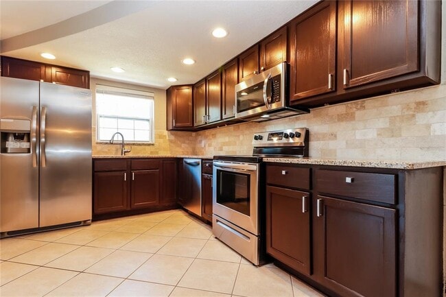 Building Photo - 3208 Primrose Dr