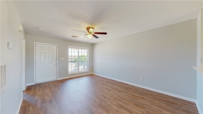 Foto del edificio - 1507 Hollow Hill Dr