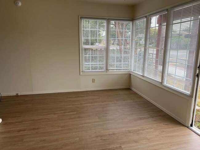 Building Photo - 2310 Pontoni