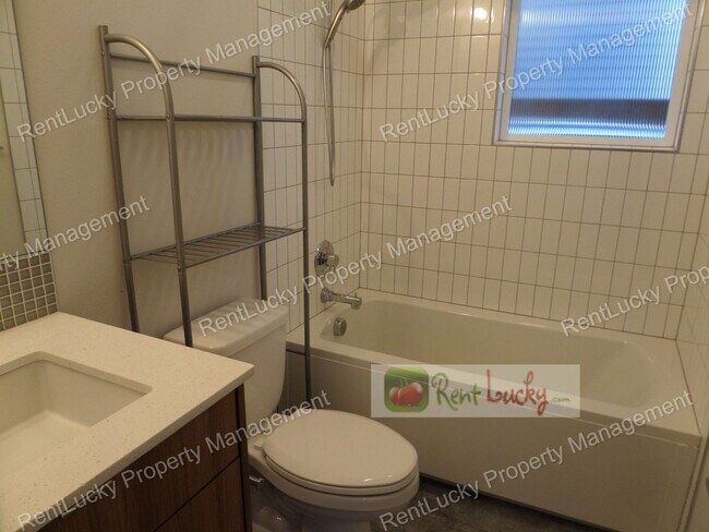 Foto del edificio - Stunning 4-Bedroom Newer Construction w/Huge VIEW Rooftop Deck in Fremont!!
