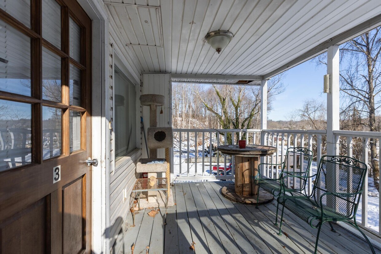 Primary Photo - 1424 E State A3 Bristol TN 37620