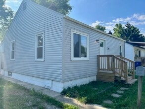 Building Photo - 2766 Hiawatha St
