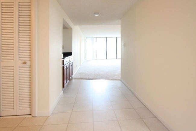 Building Photo - 2BD/2BA 7th Floor Condo with Stunning Golf...