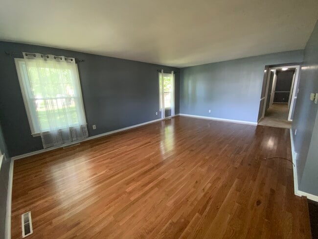 Building Photo - 113 Country Club Ct