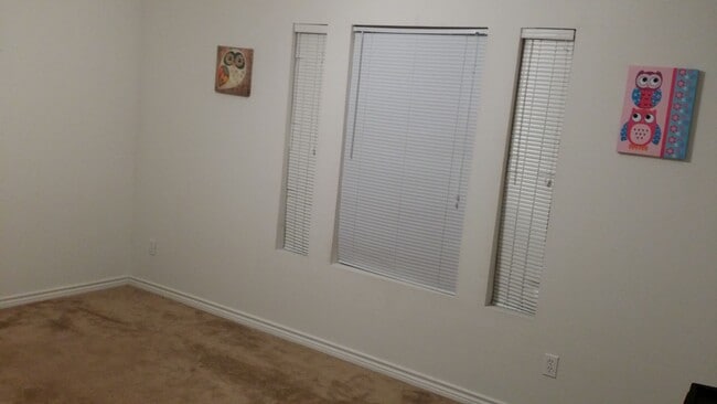 Building Photo - THREE BEDROOMS, THREE BATHS, PRIVACY FENCED BACK YARD, PET FRIENDLY