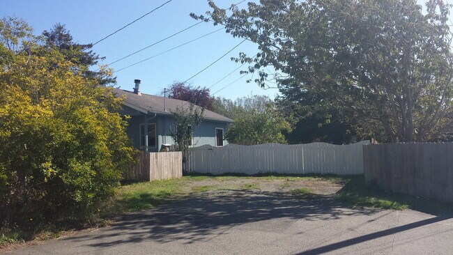 Foto del edificio - Mckinleyville House with South Facing Yard!