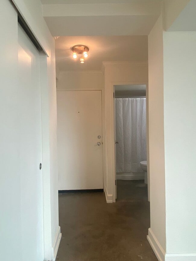 Building Photo - Beautiful apartment in Goose Hallow- Prime...
