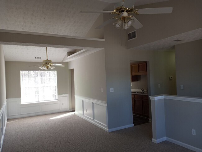 Foto del edificio - 3/2 with Large Bonus Room  - Split level h...