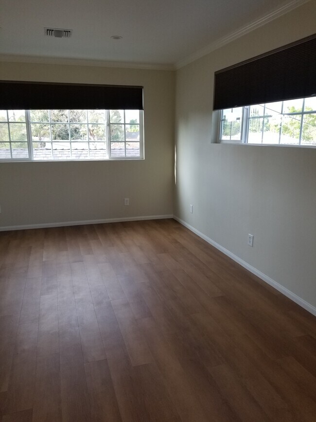 Large bedroom with lots of sunshine - 1323 N Ontario St
