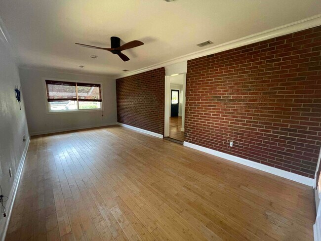 Foto del edificio - 3708 Whispering Pines Dr