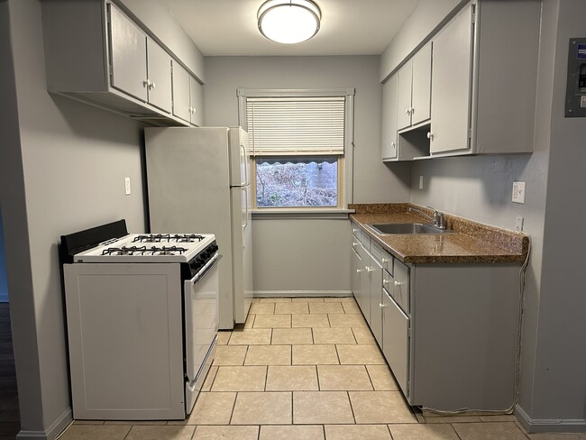 Building Photo - 1382 Bunts Rd