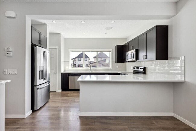 Building Photo - 4.0 bedroom in Calgary Alberta T3M 1M7