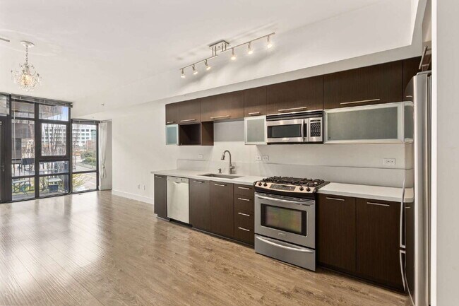 Foto del edificio - Open 2bdrm 1 bath with floor to ceiling windows!