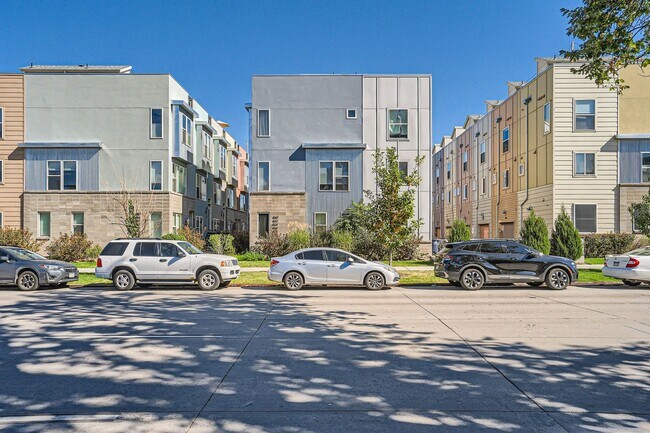 Foto del edificio - Skyline Serenity: 3 BDR with Rooftop Patio