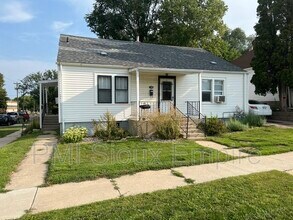 Building Photo - 1304 E 4th St