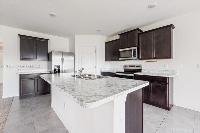Building Photo - 5305 Fantasy Dr